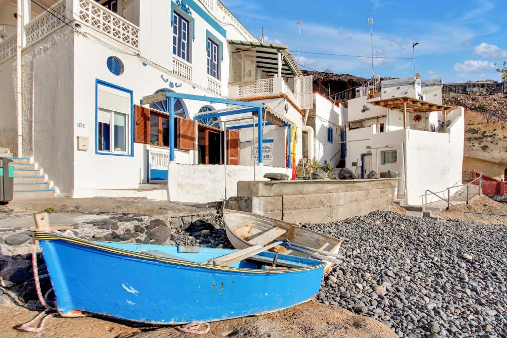 La Casa del Capitán - blue-boat-pebble-beach